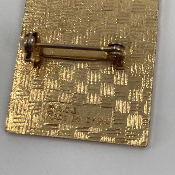 Alaska wolf pin - Picture 3 of 4